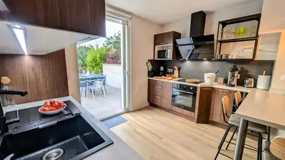 Cuisine ou kitchenette dans l'établissement LE CEMAROSE Cottage & Spa Terrace Garden & lovely View