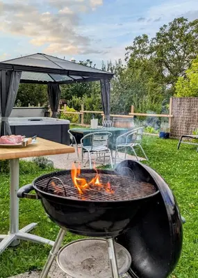 Barbecue disponible mis à disposition des clients de la maison de vacances
