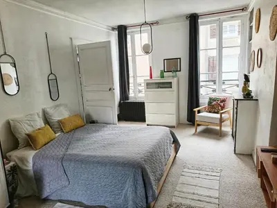 Un ou plusieurs lits dans un hébergement de l'établissement ROOMS HOME CSM Suites privées 1 ou 2 chambres en cœur de ville entre Paris et Reims 40 mn Disneyland Paris