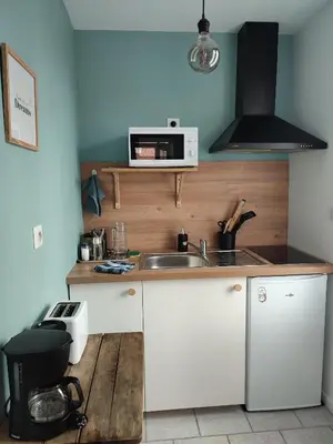 Cuisine ou kitchenette dans l'établissement Maison de campagne avec grand parking privé -calme et sérénité