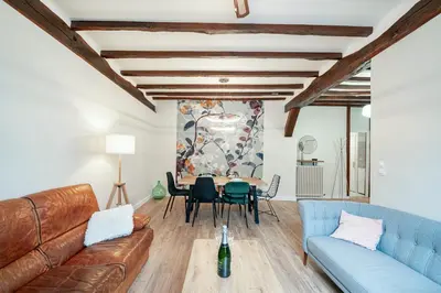 Coin salon dans l'établissement Les Mansardes : Duplex champenois typique et cosy