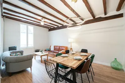 Coin salon dans l'établissement Les Mansardes : Duplex champenois typique et cosy