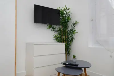 Télévision ou salle de divertissement dans l'établissement Charmant Studio à 10 min de la gare