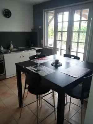 Cuisine ou kitchenette dans l'établissement LE CHANT DES OISEAUX arrivée autonome