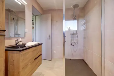 Salle de bains dans l'établissement Un nid dans la Grange - Maison avec jacuzzi et sauna