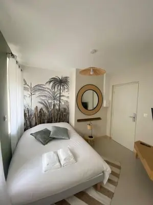 Un ou plusieurs lits dans un hébergement de l'établissement Maison 200m2- 9 chambres avec sdb - 16-18 personnes - séminaire-Proche Centre-Ville-Gare et Arena-terrasse