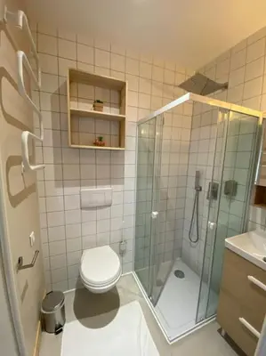 Salle de bains dans l'établissement Maison 200m2- 9 chambres avec sdb - 16-18 personnes - séminaire-Proche Centre-Ville-Gare et Arena-terrasse