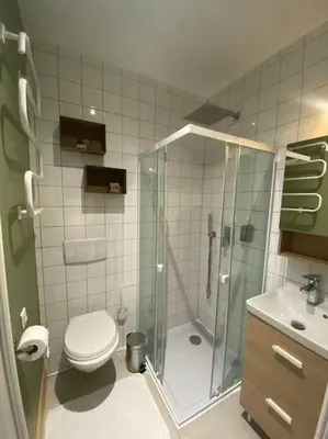 Salle de bains dans l'établissement Maison 200m2- 9 chambres avec sdb - 16-18 personnes - séminaire-Proche Centre-Ville-Gare et Arena-terrasse