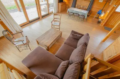 Coin salon dans l'établissement Le chalet dans la prairie
