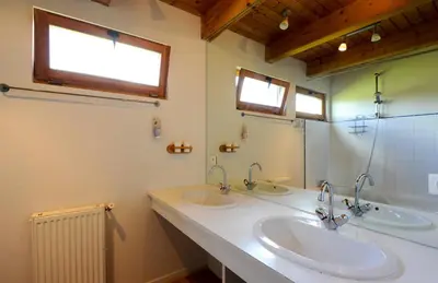 Salle de bains dans l'établissement Le chalet dans la prairie