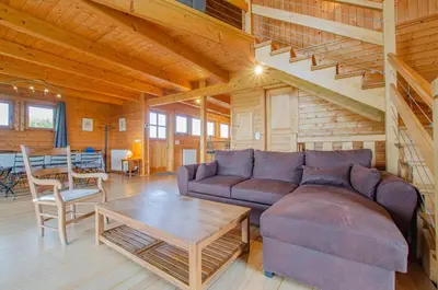 Coin salon dans l'établissement Le chalet dans la prairie