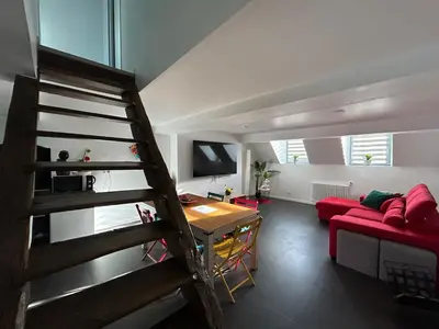 Télévision ou salle de divertissement dans l'établissement Appart stylé très spacieux Sedan 4E