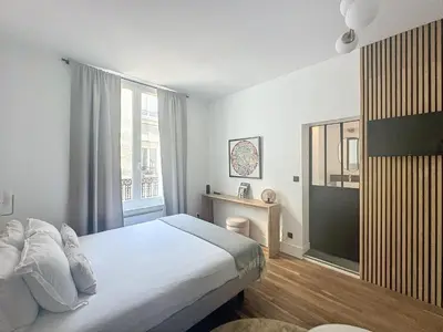 Un ou plusieurs lits dans un hébergement de l'établissement So Guest, Clou dans le fer, modern suite near cathedral