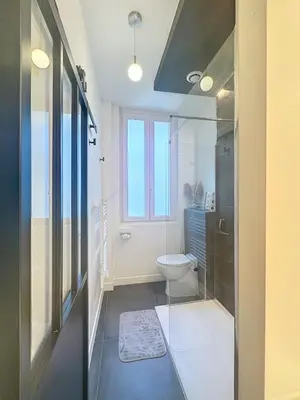 Salle de bains dans l'établissement So Guest, Clou dans le fer, modern suite near cathedral