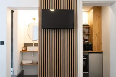 Salle de bains dans l'établissement So Guest, Clou dans le fer, modern suite near cathedral
