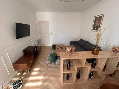 Télévision ou salle de divertissement dans l'établissement Bulle de champagne : petit cocon en plein centre