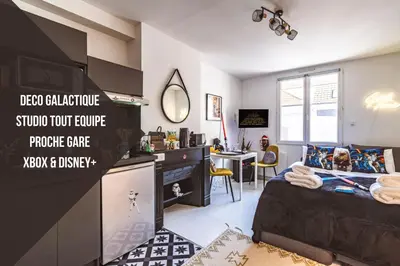 Télévision ou salle de divertissement dans l'établissement ExploreReims - Studio intergalactique chic proche gare/centre