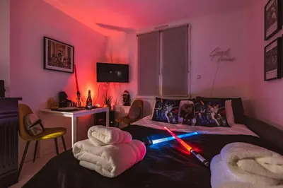 Télévision ou salle de divertissement dans l'établissement ExploreReims - Studio intergalactique chic proche gare/centre