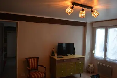 Télévision ou salle de divertissement dans l'établissement La Maison Au 1894 bulles de bonheur et Spa