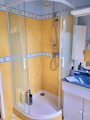 Salle de bains dans l'établissement Les Pressoirs