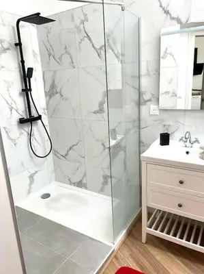 Salle de bains dans l'établissement COSY T3 Centre Reims/Pkg Privé