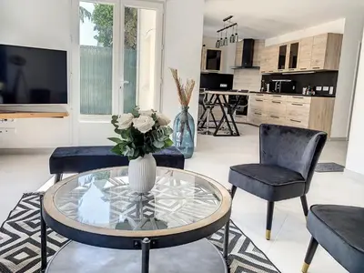 Cuisine ou kitchenette dans l'établissement Chambre Zen - SDB WC Privatif - Entrée autonome - Grande TV NETFLIX