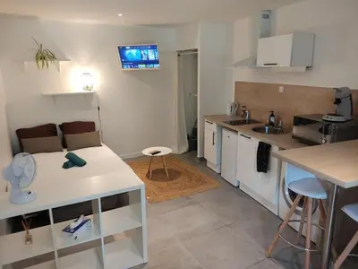 Cuisine ou kitchenette dans l'établissement La Ribemontoise, calme et proche commerces
