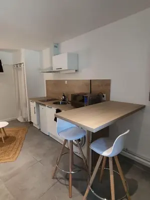 Cuisine ou kitchenette dans l'établissement La Ribemontoise, calme et proche commerces