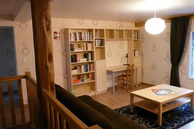 Bibliothèque dans la maison de vacances