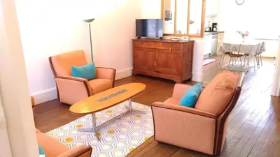 Télévision ou salle de divertissement dans l'établissement Les rosieres 2
