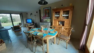 Télévision ou salle de divertissement dans l'établissement L'appel de la foret