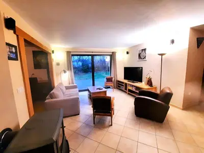 Télévision ou salle de divertissement dans l'établissement L'appel de la foret