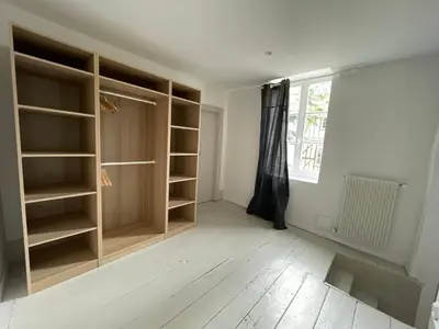 Bibliothèque dans la maison de vacances