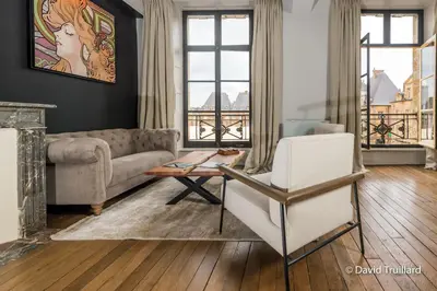 Coin salon dans l'établissement Suites MANA - Cupidon avec superbe vue Place Ducale Parking inclus