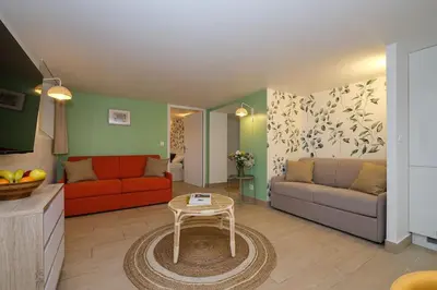 Coin salon dans l'établissement L'Eucalyptus avec Parking & Wifi