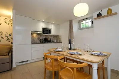 Cuisine ou kitchenette dans l'établissement L'Eucalyptus avec Parking & Wifi