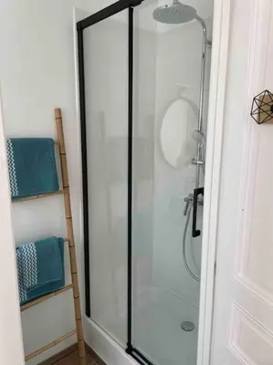 Salle de bains dans l'établissement La Citadine, maison avec jardin…