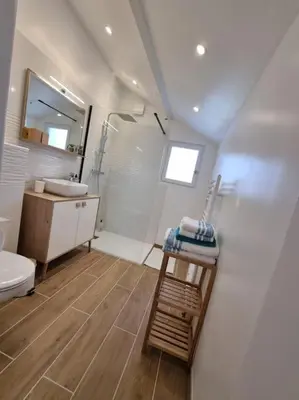 Salle de bains dans l'établissement La Citadine, maison avec jardin…