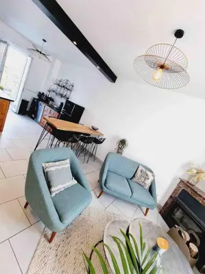 Coin salon dans l'établissement La Citadine, maison avec jardin…
