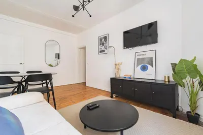 Télévision ou salle de divertissement dans l'établissement Le Jaurès - moderne 2 chambres - hyper centre