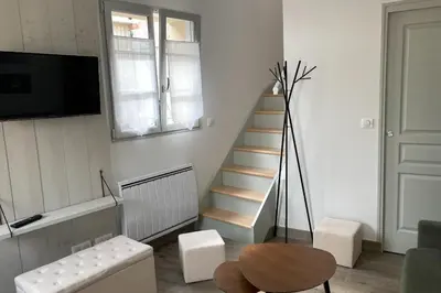 Télévision ou salle de divertissement dans l'établissement Le Petit Cellier