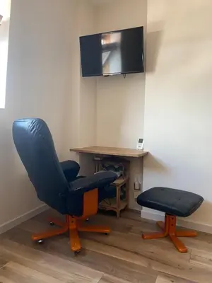 Télévision ou salle de divertissement dans l'établissement Duplex hammam au pied de la Cathédrale avec vue