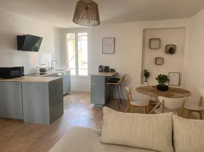 Cuisine ou kitchenette dans l'établissement un petit coin sous les toits