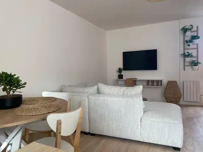 Télévision ou salle de divertissement dans l'établissement un petit coin sous les toits