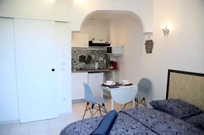 Cuisine ou kitchenette dans l'établissement PLUTON