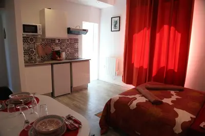 Cuisine ou kitchenette dans l'établissement Saturne