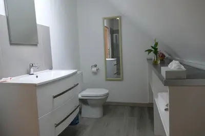 Salle de bains dans l'établissement Le Cosy de Roseline