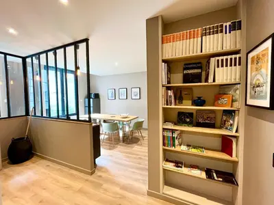 Bibliothèque dans la maison d'hôtes