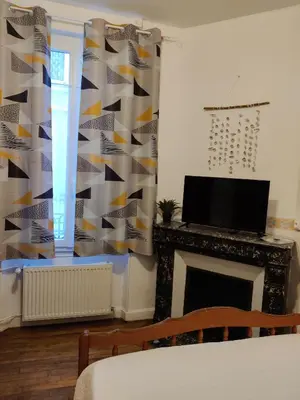 Télévision ou salle de divertissement dans l'établissement Gite l'olivier