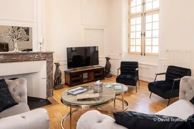 Télévision ou salle de divertissement dans l'établissement Suites Mana - MATAHINA avec VUE SUPERBE sur la Place DUCALE et Parking privé inclus